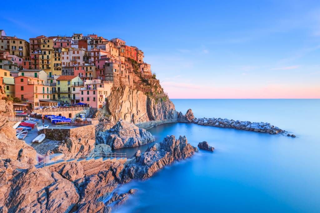 Italienisches Dorf auf einem Felsen