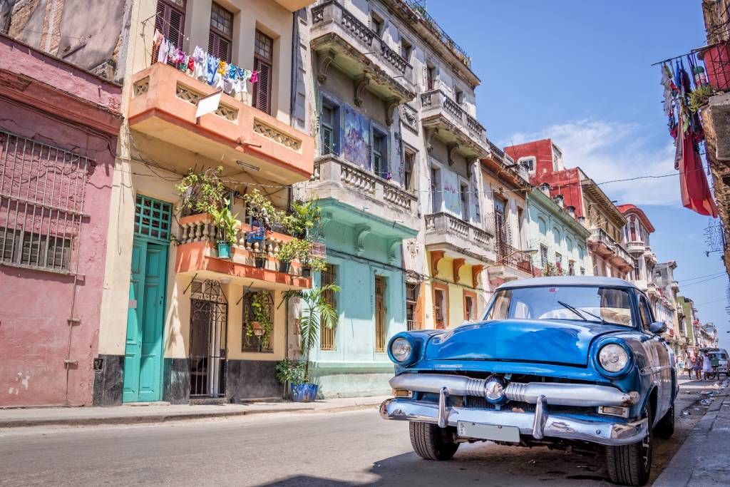 Blauer Oldtimer in Kuba
