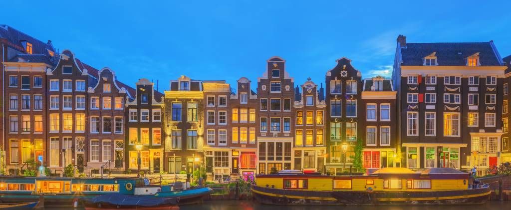 Häuser in Amsterdam bei Nacht