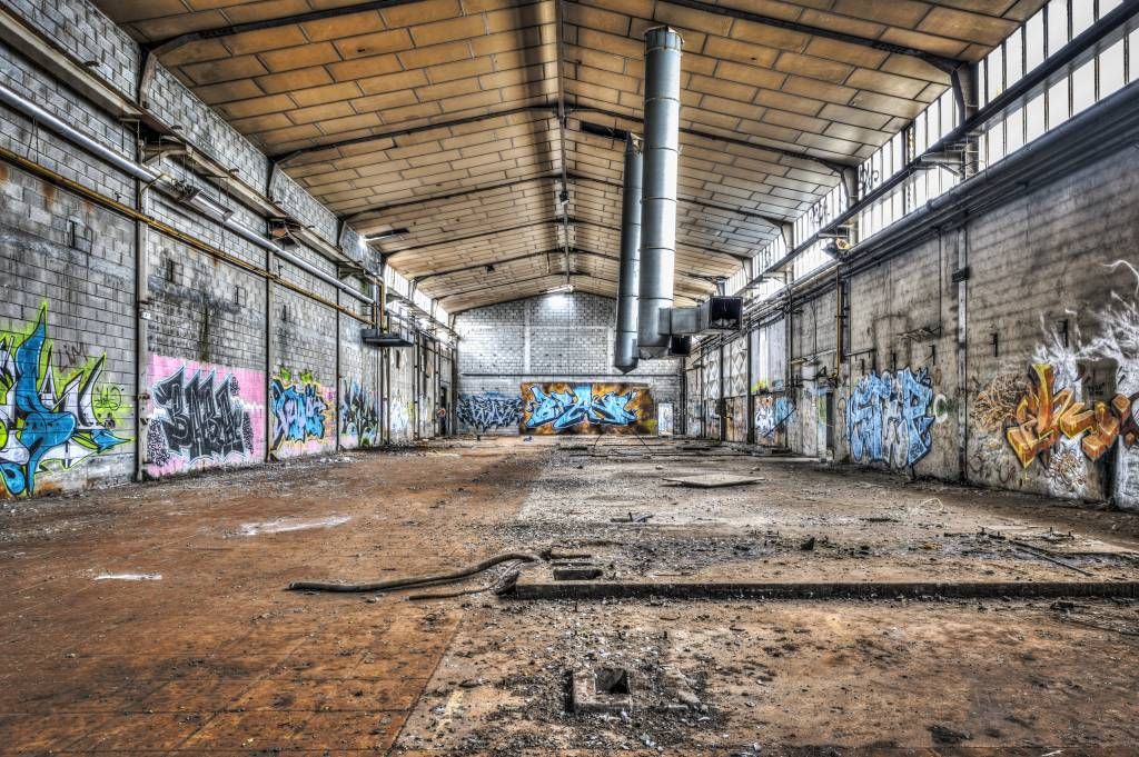 Fototapete mit einer alten verlassenen Fabrikhalle