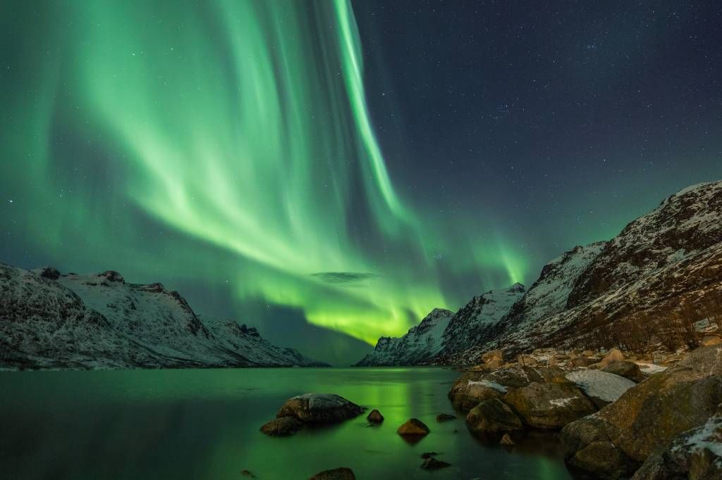 Nordlichter zwischen zwei Fjorden auf Fototapete