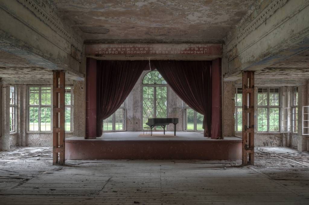 Klavier im alten Sanatorium