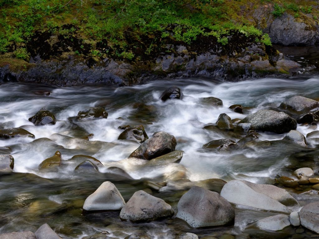 Fluss mit Felsbrocken 