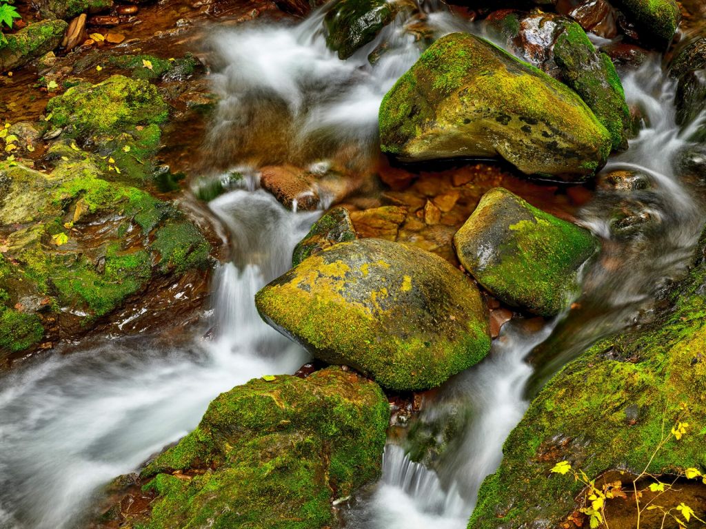 Fließendes Wasser mit Felsen