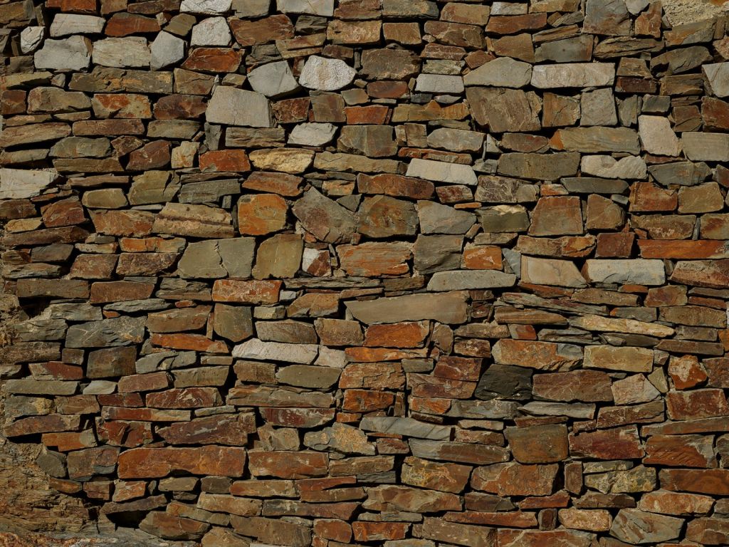 Wand aus unebenen Steinen