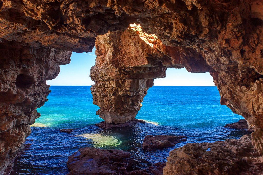 Höhle über dem Meer
