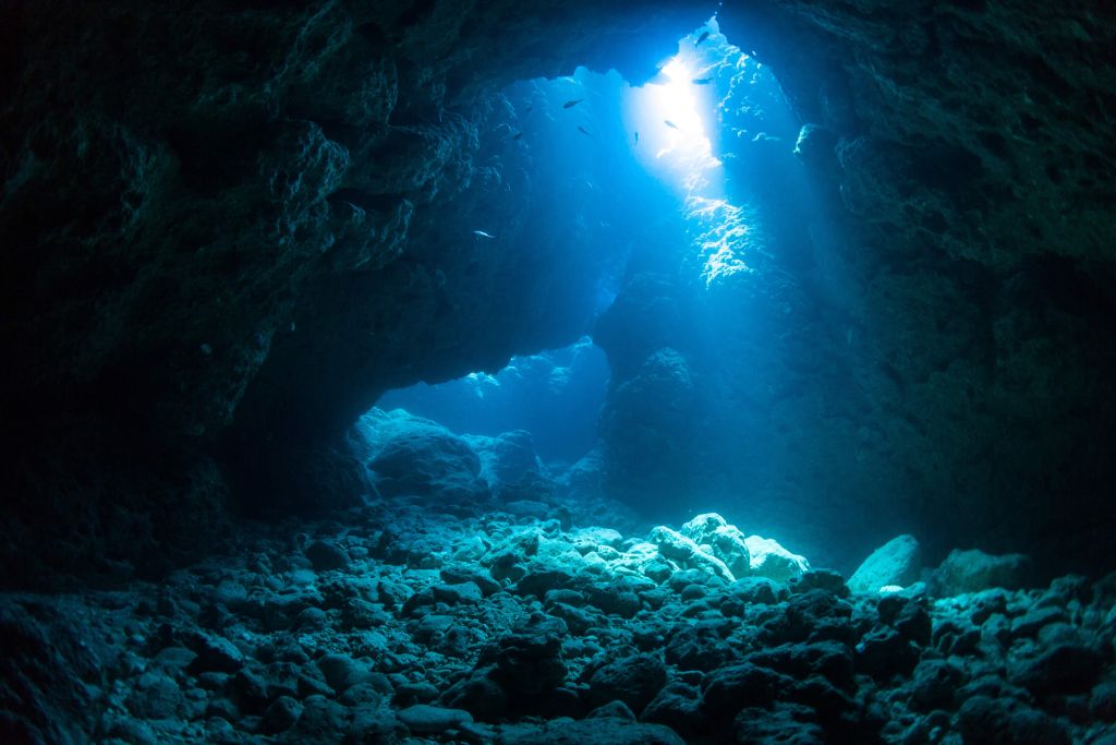 Dunkle Höhle im Ozean