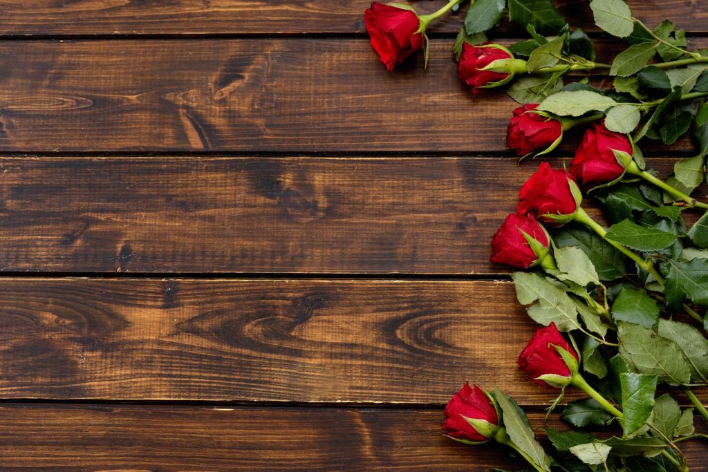 Rote Rosen auf Holz
