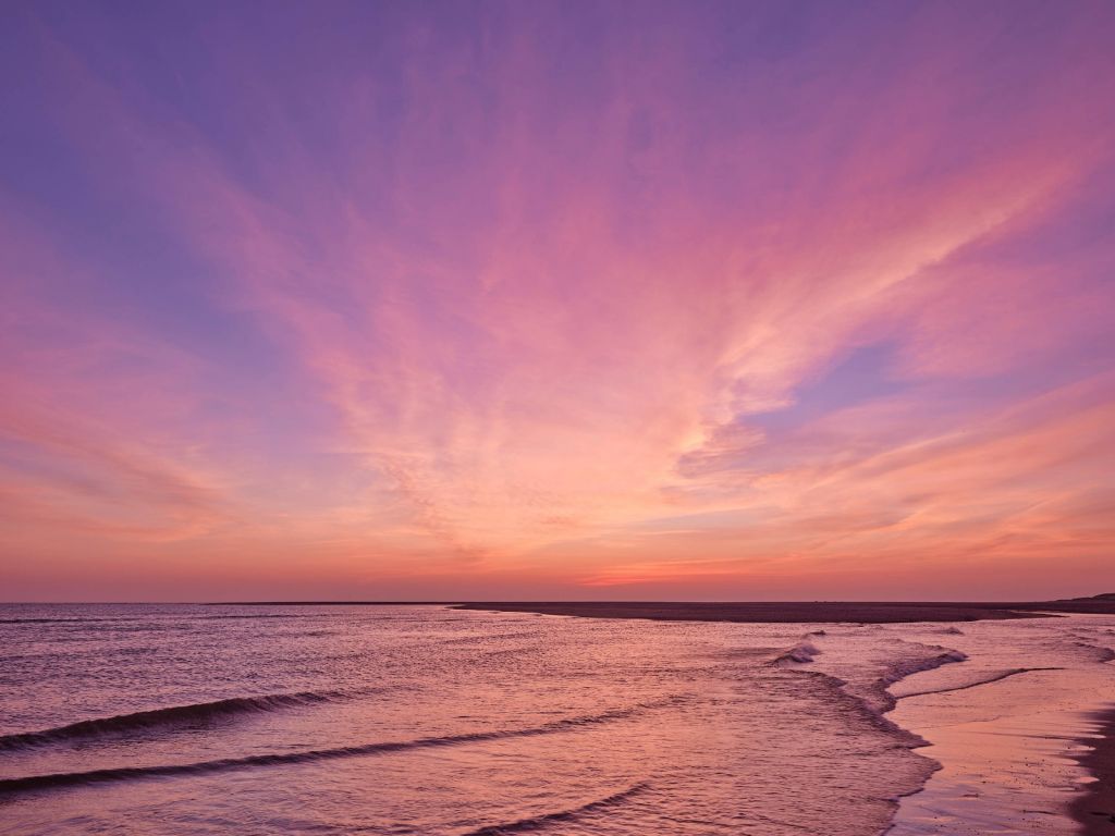 Strand mit rosa Sonnenuntergang