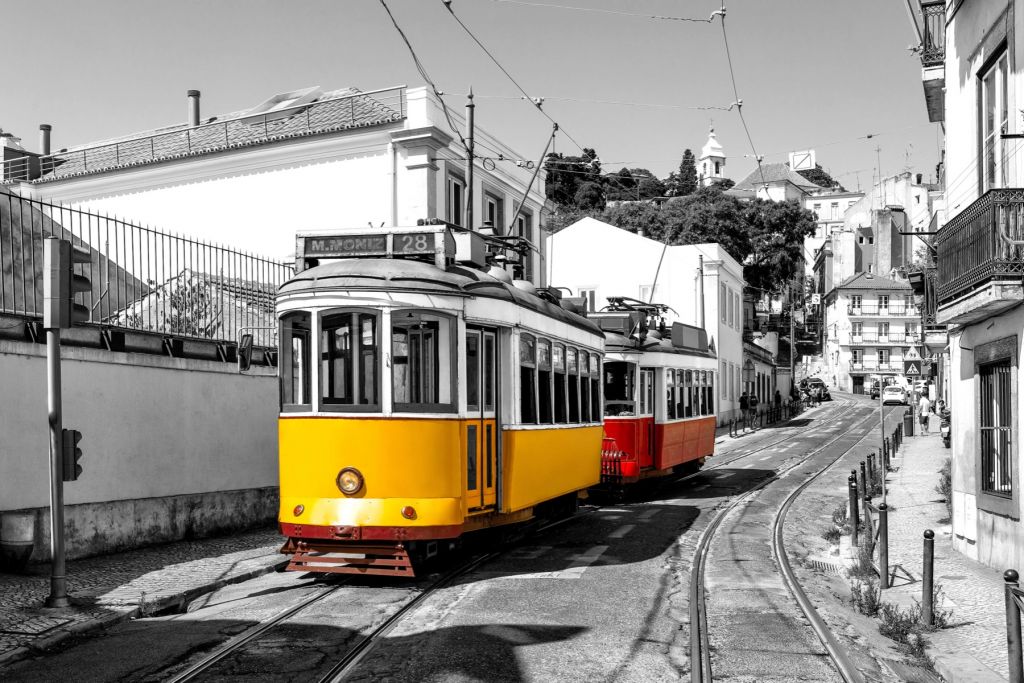 Gelbe und rote Straßenbahn