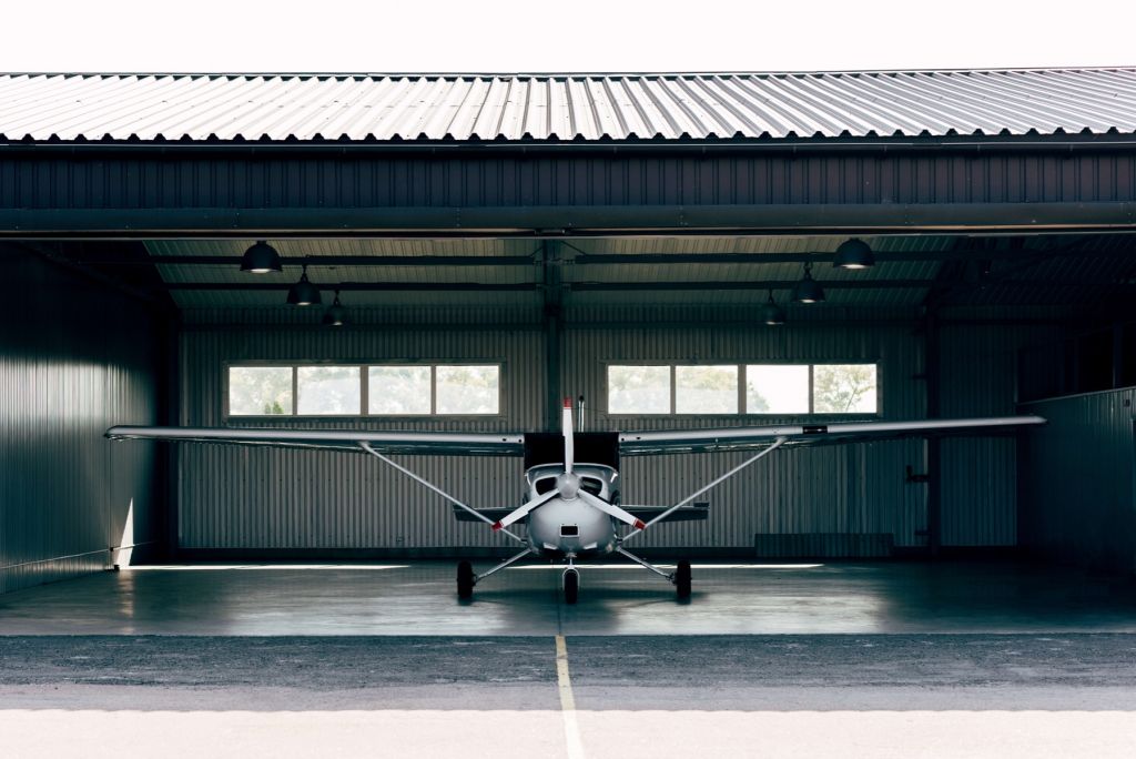 Flugzeug im Hangar