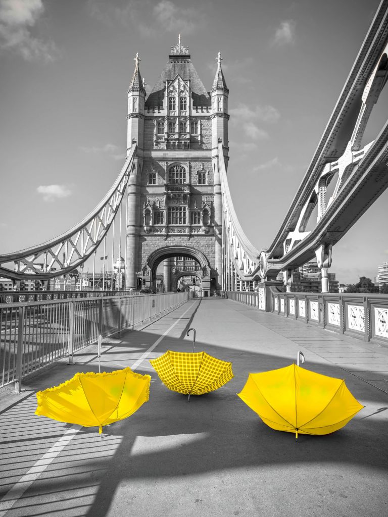 Gelbe Schirme auf der Tower Bridge