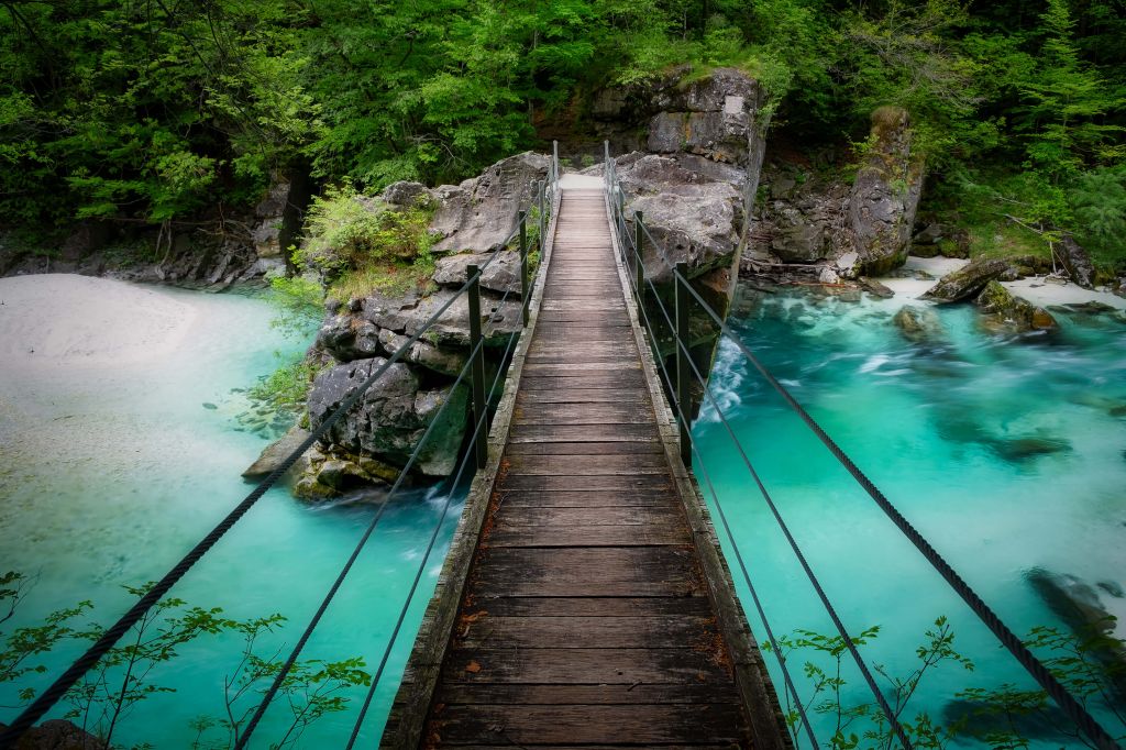 Brücke über schönen blauen Fluss