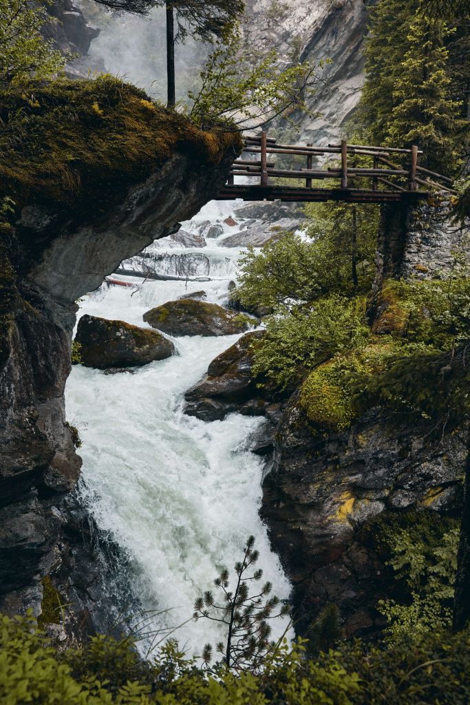 Brücke an einem Wasserfall
