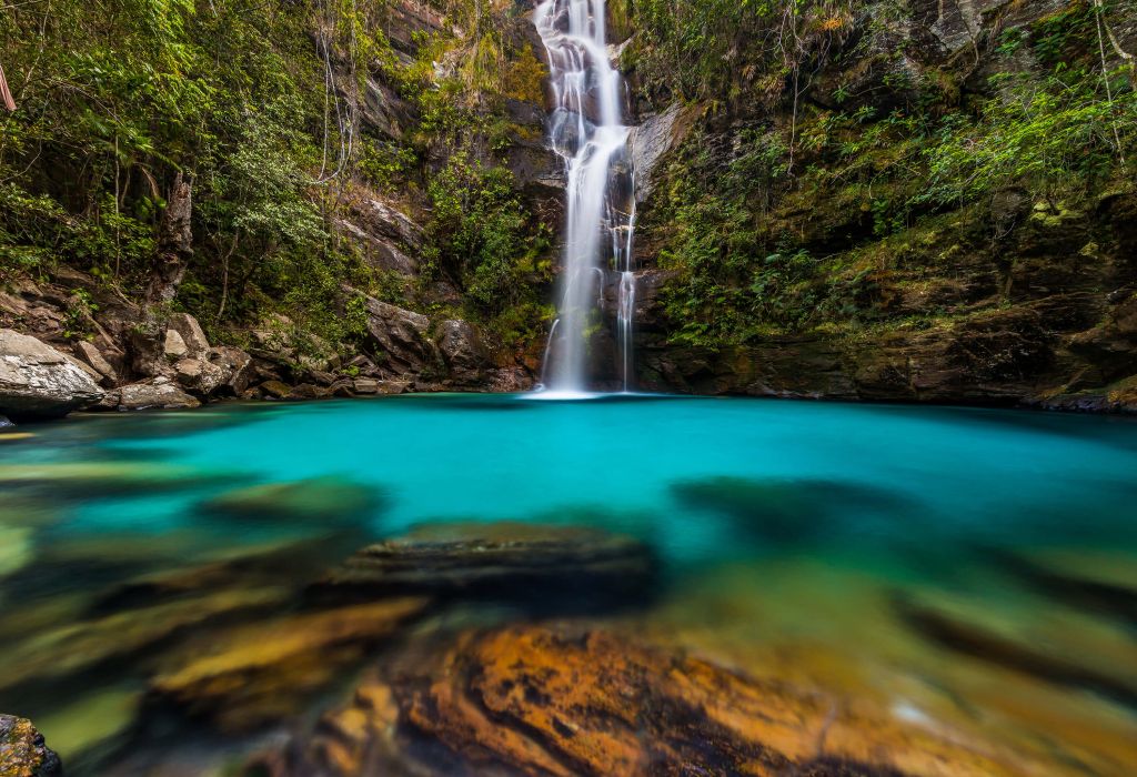 Türkisfarbener Wasserfall