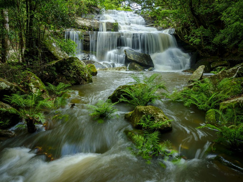 Fließender Wasserfall
