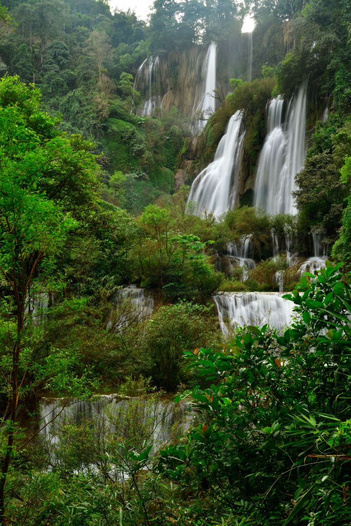 Großer Wasserfall in Thailand