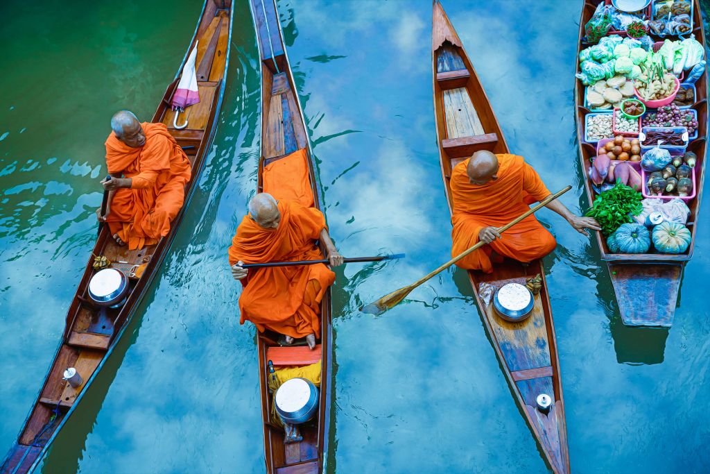 Mönch im Holzboot