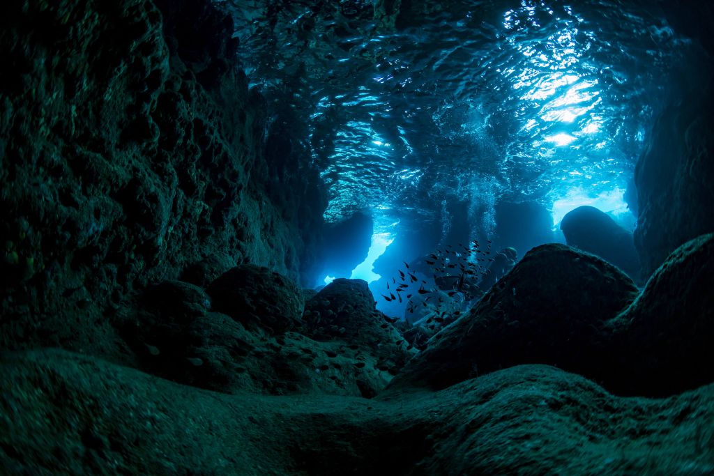 Sonnenstrahlen in Unterwasserhöhle