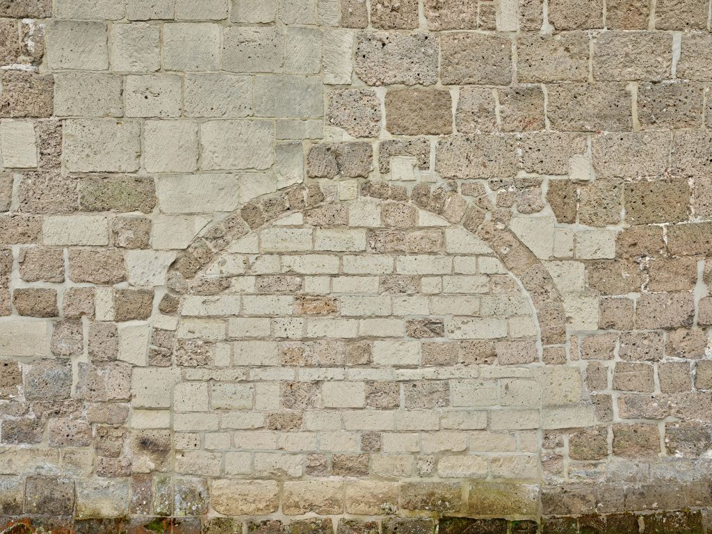 Alte Steinmauer mit Bogen