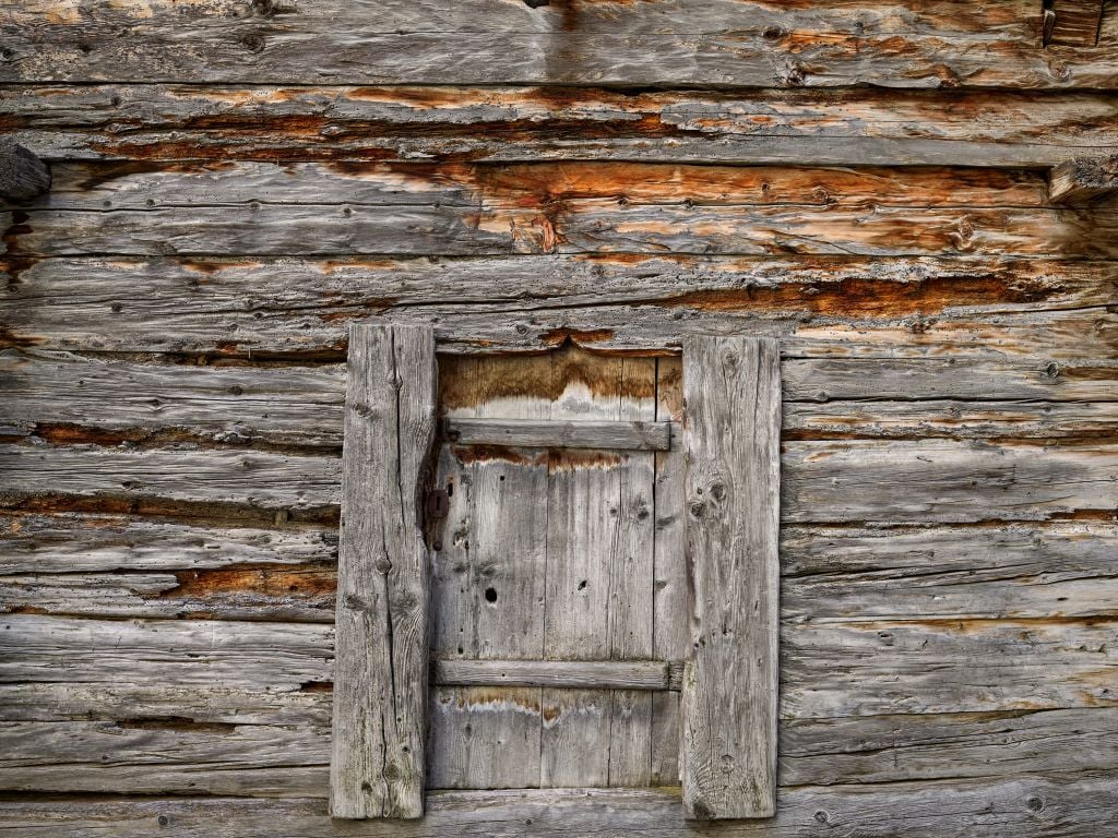Altes Holz mit Tür