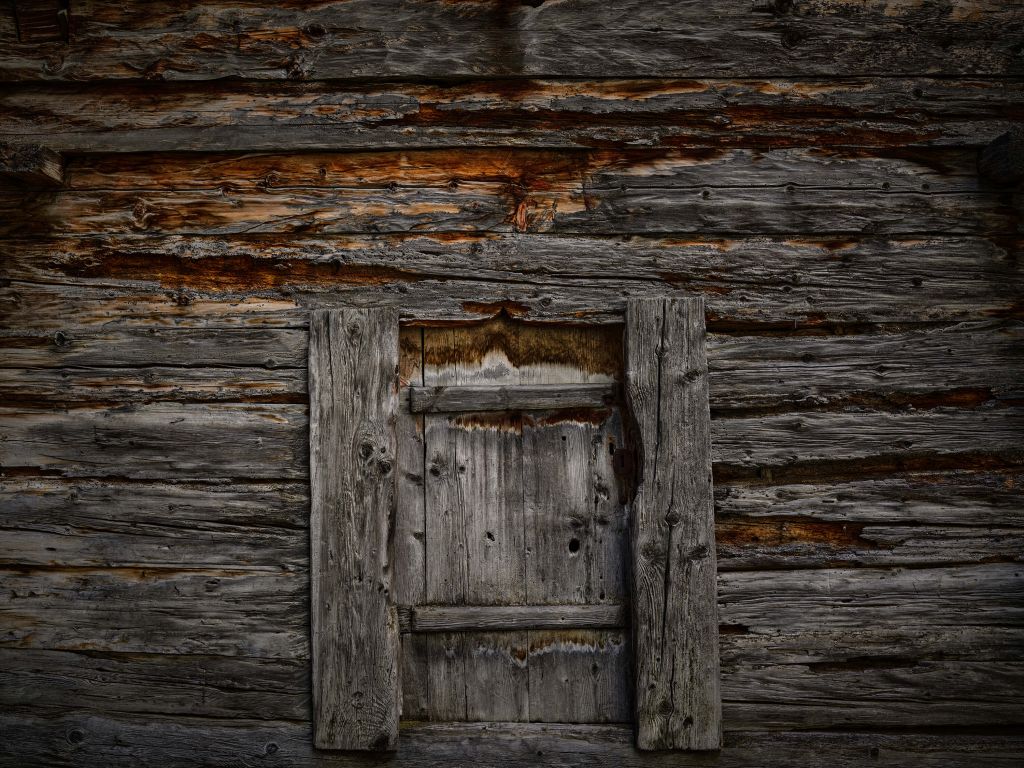 Dunkles Holz mit Tür