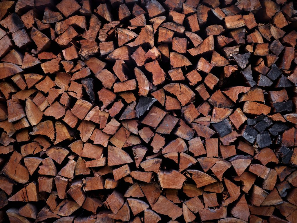 Gespaltenes und gestapeltes Holz