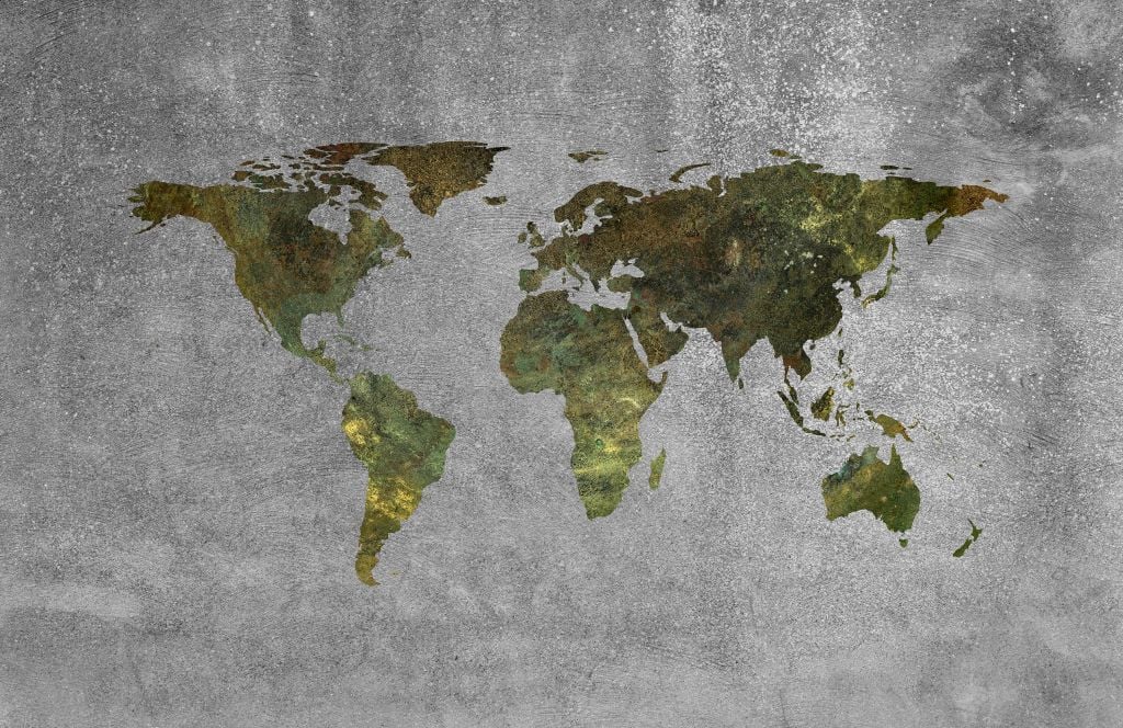 Weltkarte mit grüner Struktur auf grauem Beton