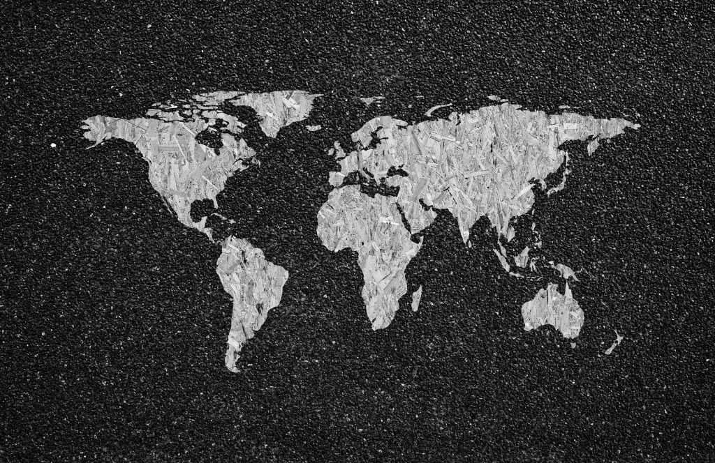 Weiße Weltkarte auf schwarzem Hintergrund