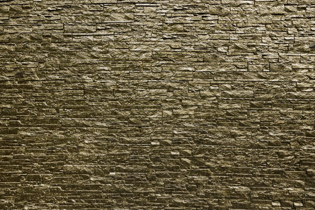 Mauer mit goldenen Steinen