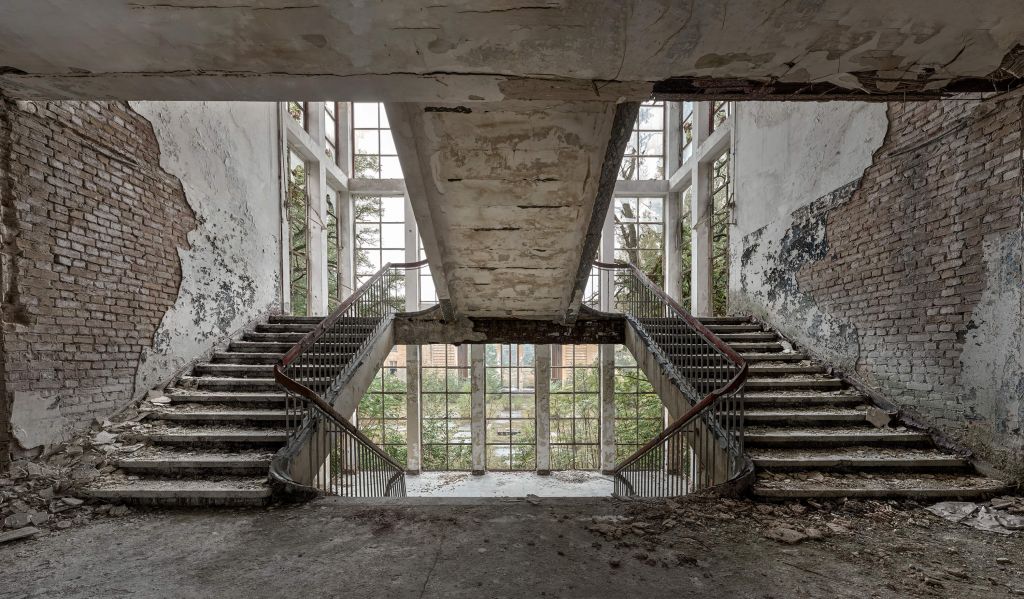 Treppenhaus in verlassener Schule