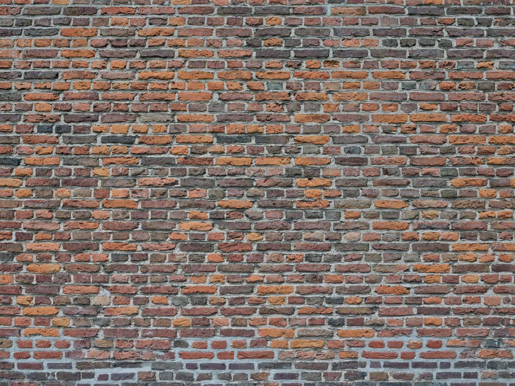Restaurierte alte Backsteinmauer