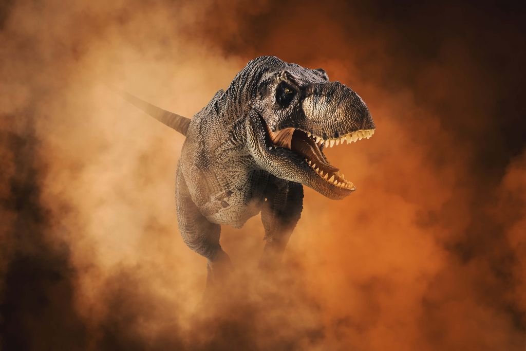 Tyrannosaurus läuft durch Rauch
