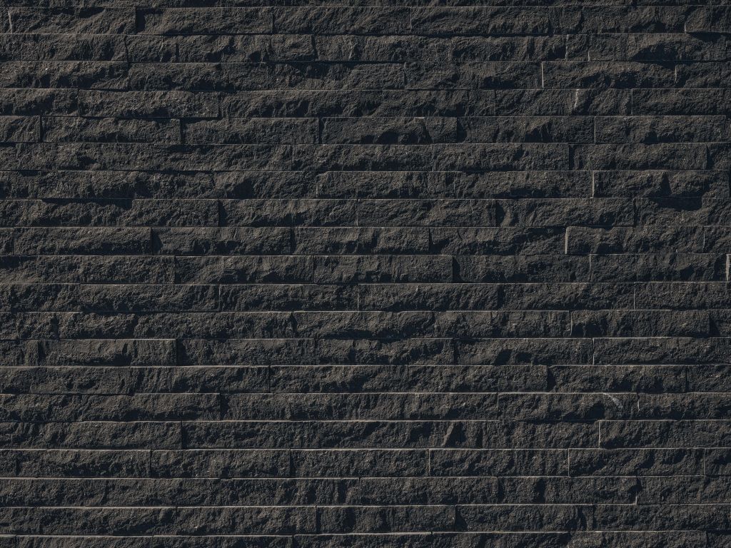 Mauer mit dunklen Steinen