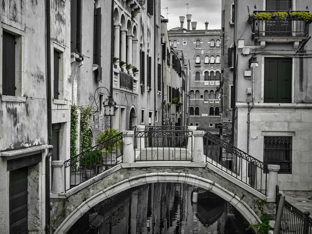Kanal mit kleiner Brücke