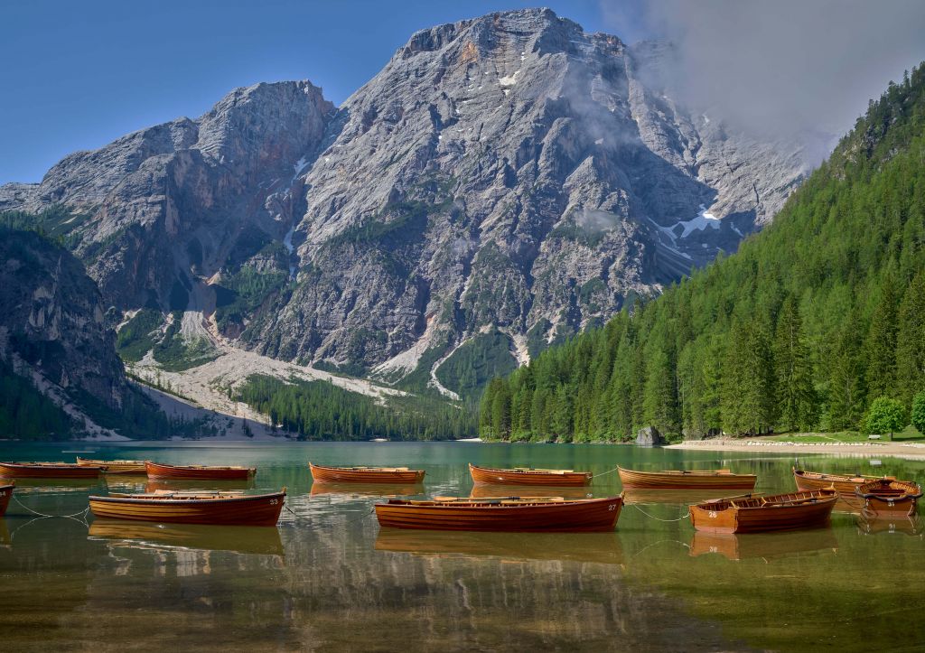Holzboote im Bergsee