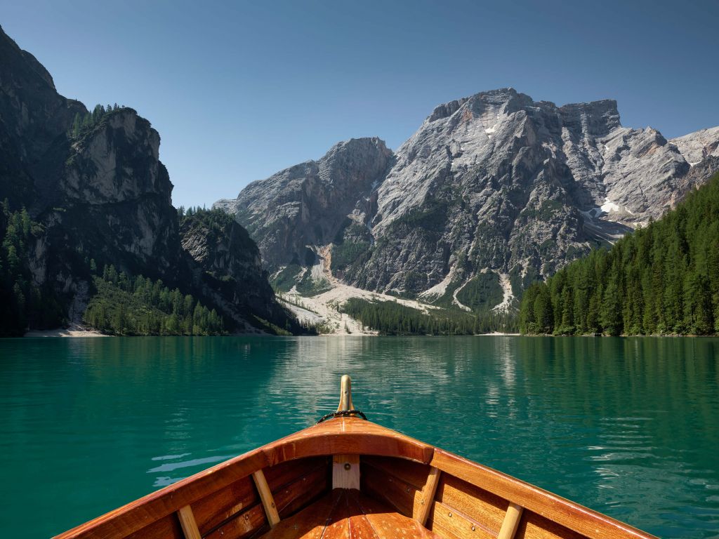 Der Pragser Wildsee von einem Boot aus