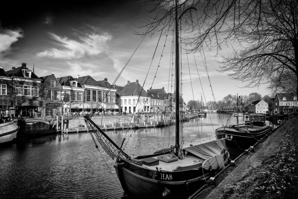 Historische Frachtschiffe vor Anker in Dokkum Friesland 