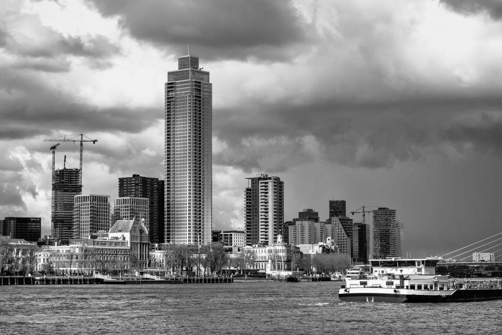 Skyline von Rotterdam (Westerkade) von Katendrecht aus (schwarz-weiß) 