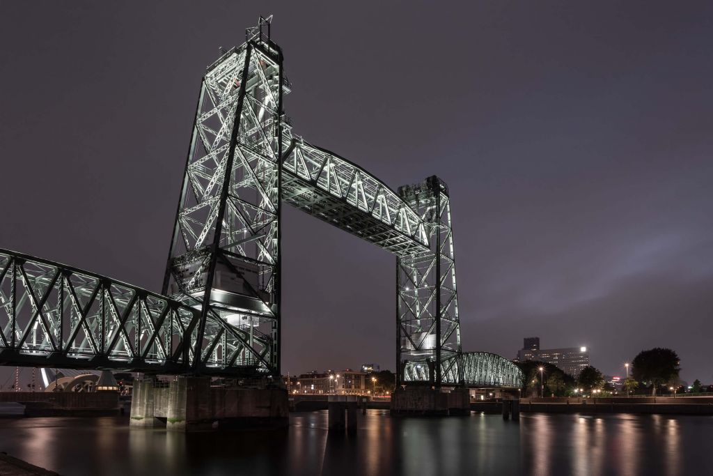 Ehemalige Eisenbahnbrücke De Hef in Rotterdam in Farbe 