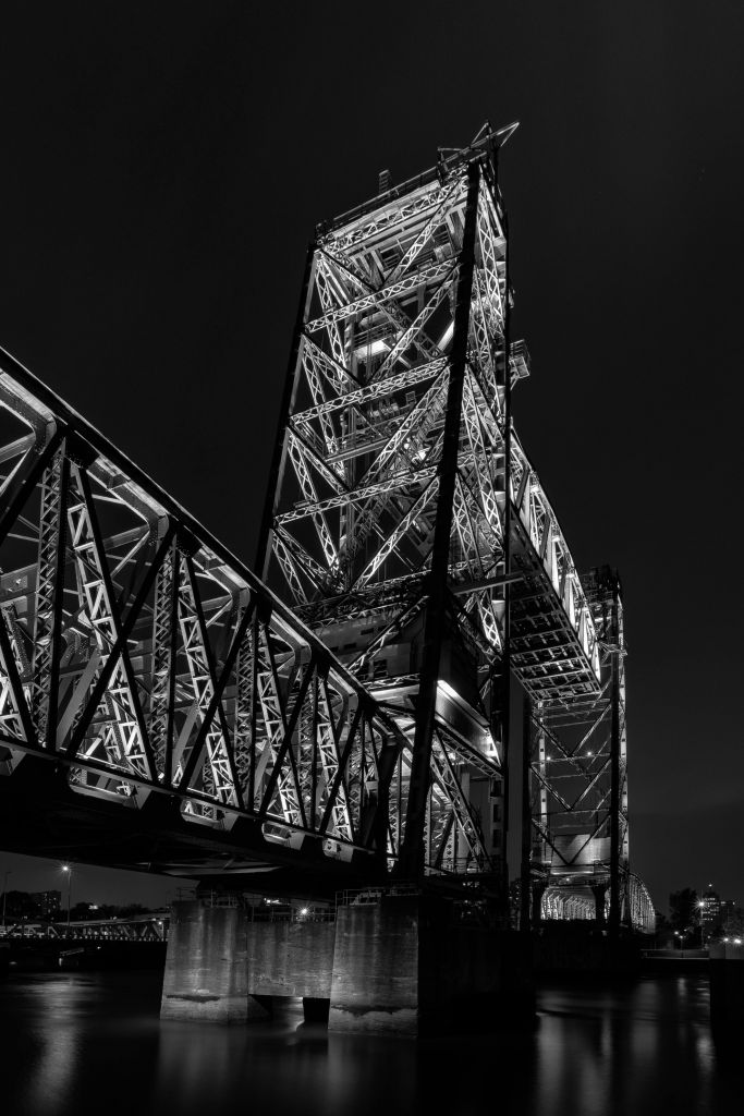 Ehemalige Eisenbahnbrücke De Hef in Rotterdam in schwarz-weiß 