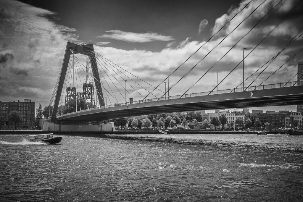 Passieren der Prinz-Willem-Alexander-Brücke in Rotterdam in Schwarz-Weiß  