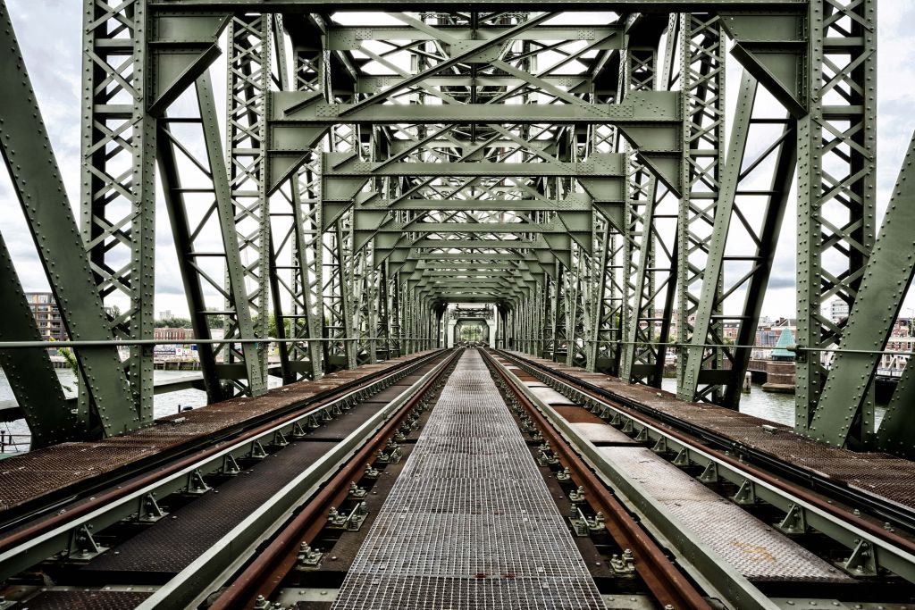 Monumentale Eisenbahnbrücke De Hef in Rotterdam  