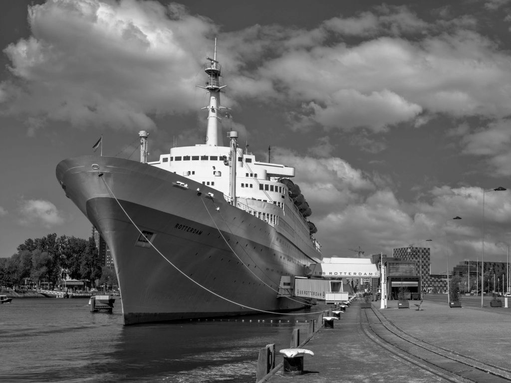 Ehemaliges Dampfschiff SS Rotterdam in schwarz-weiß  