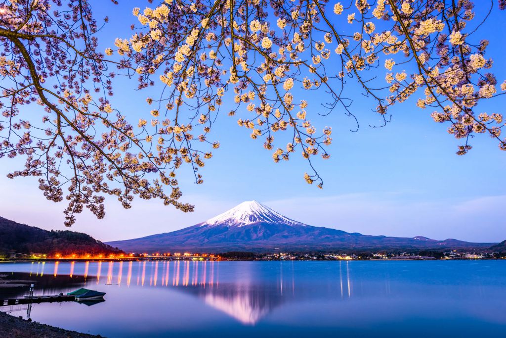 Der Berg Fuji am Rande des Wassers