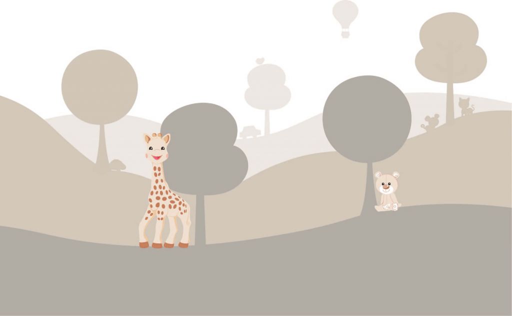 Sophie la girafe® in einer beigen Landschaft