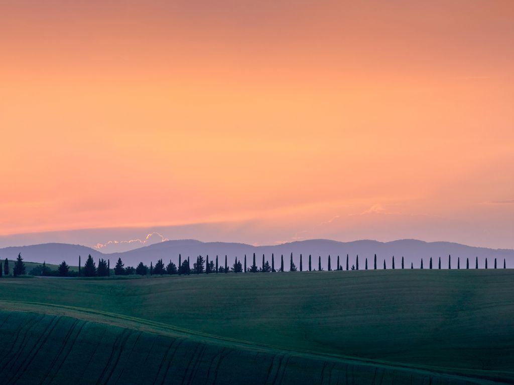 Italienische Landschaft mit orangefarbenem Himmel