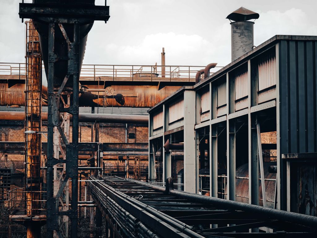 Gleise in einer alten Fabrik