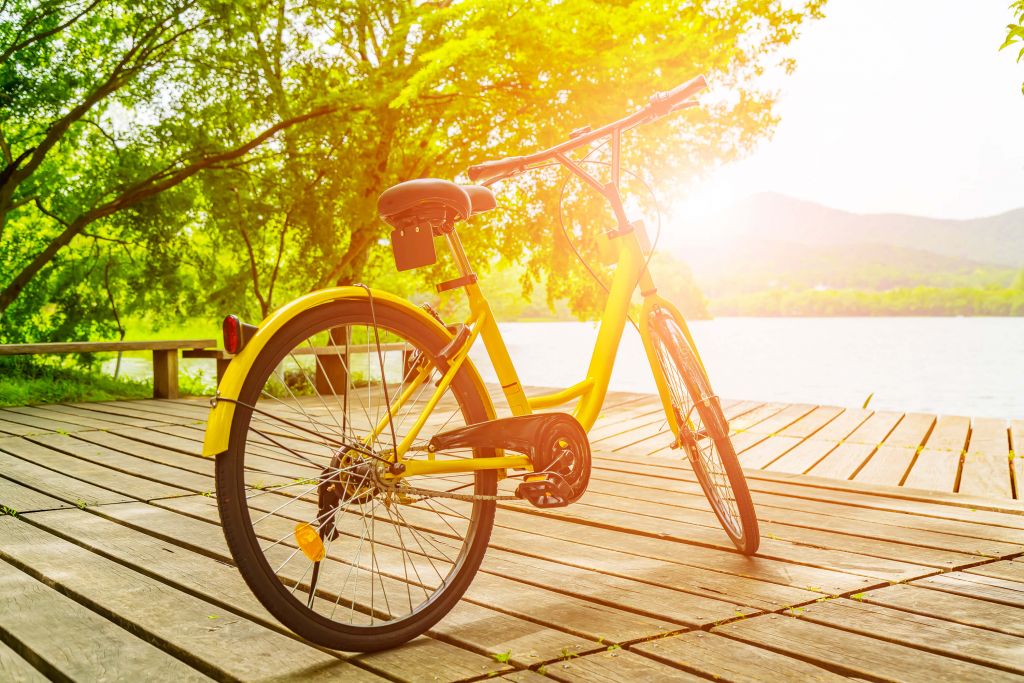 Gelbes Fahrrad auf Steg