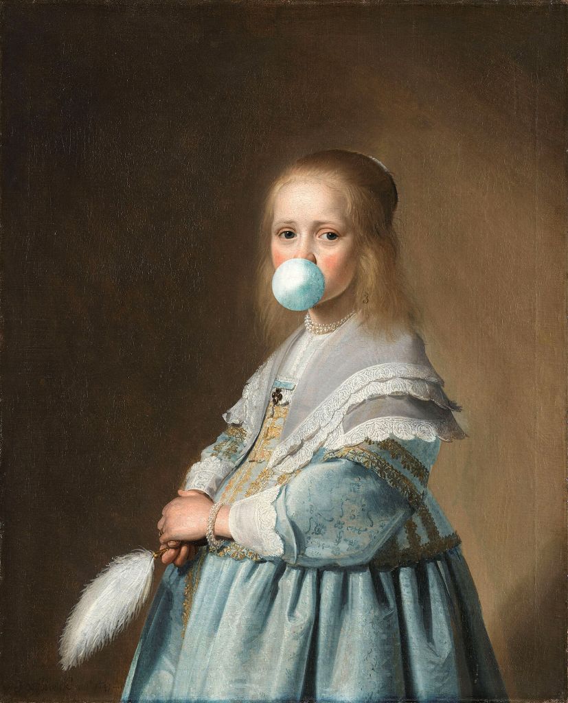 Porträt eines Mädchens mit blauem Kaugummi